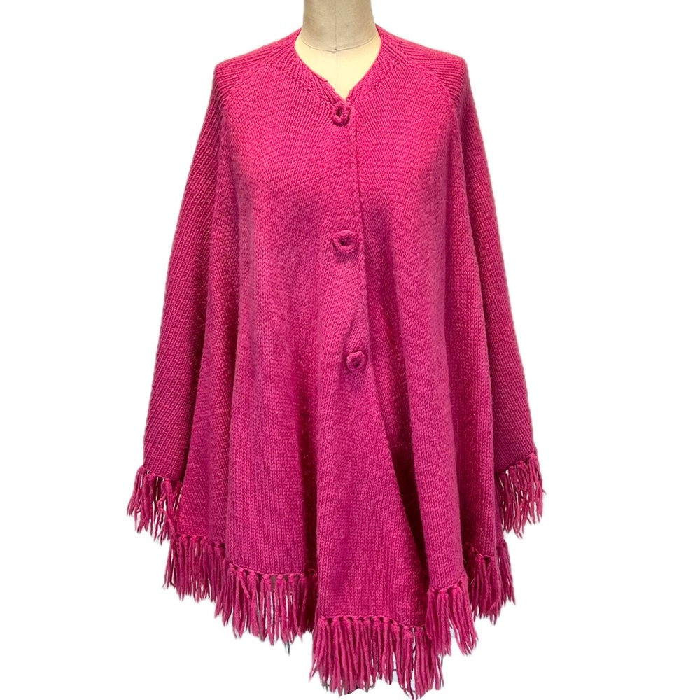 VINTAGE raspberry knit sweater poncho‎ cape wrap fringe button front 60s 70s - Picture 3 of 11